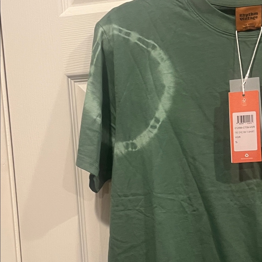 NWT-Rhythm. Green and White Tie-Dye Men's Tee - Picture 7 of 10